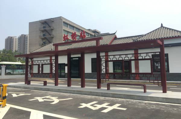 黃岡LCD顯示屏、復(fù)古式候車(chē)亭板式，突出城市復(fù)古特色的格調(diào)